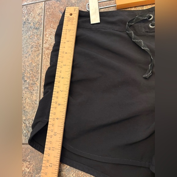 Patagonia women’s wavefarer black board shorts size 8 tie front - Picture 10 of 12